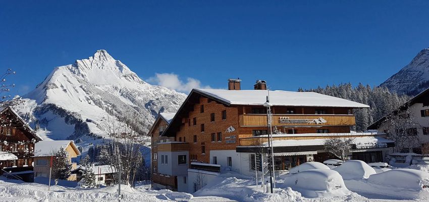 Tiefverschneites Hotel Walserberg im Winter, Warth am Arlberg